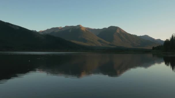 Pan Vermillion Lacs Face Montagne Rundle Coucher Soleil Par Une — Video