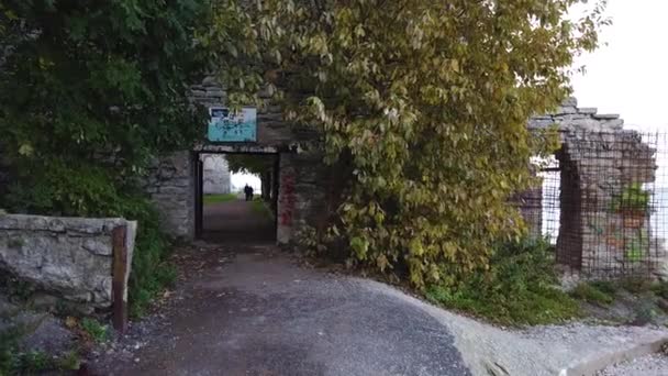 Kleiner Eingang Zum Inneren Des Komplexes Von Patarei Einem Verlassenen — Stockvideo