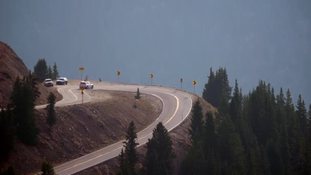 Coches Que Conducen Través Del Paso Independencia Colorado — Vídeos de Stock