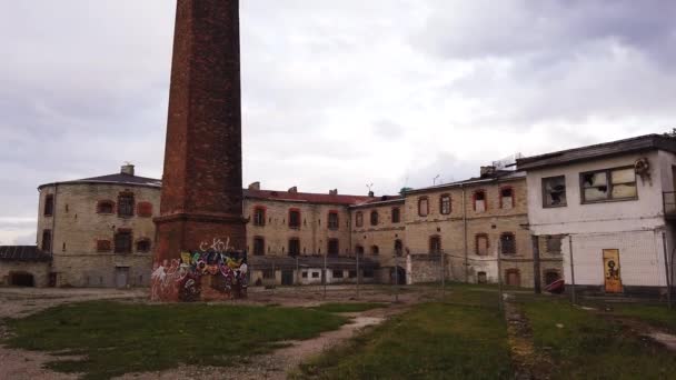 パターリのレンガ造りの建物と煙突 タリンのバルト海沿岸のソ連の刑務所を放棄 — ストック動画