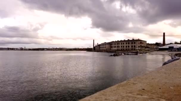 Patarei的砖楼和烟囱 废弃的苏联监狱在波罗的海沿岸的Tallinn 从波罗的海看大楼的运动时差摄影 — 图库视频影像