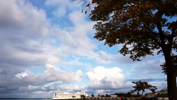 エストニアのタリン市の海岸線でバルト海に向かって移動する雲の美しい動きのタイムラプス — ストック動画