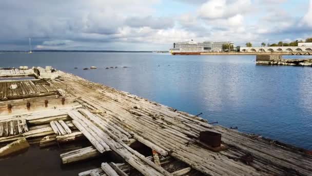 Hermoso Movimiento Panorámica Del Muelle Roto Puerto Ciudad Tallin Distancia — Vídeos de Stock