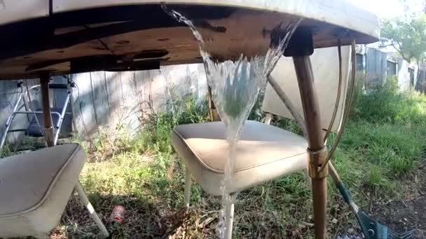 慢动作 阳光明媚的日子里 从后院的桌子上滴下的水 — 图库视频影像