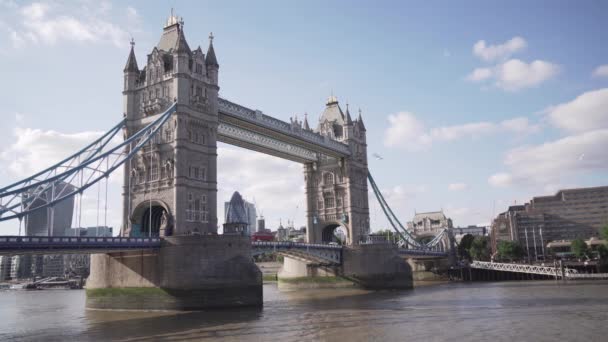 Iconic Tower Bridge Στο Λονδίνο Παραδοσιακά Κόκκινα Διώροφα Λεωφορεία Και — Αρχείο Βίντεο