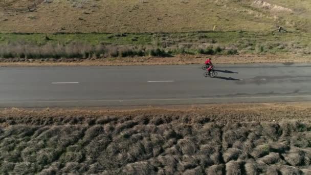 Vista Aérea Drone Rastreamento Ciclista Como Eles Aproximam Uma Colina — Vídeo de Stock