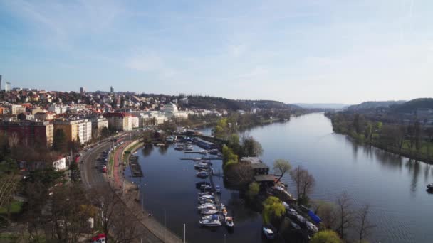 Vacker Utsikt Från Prag Övre Slottet Vltava Floden Och Hamnen — Stockvideo
