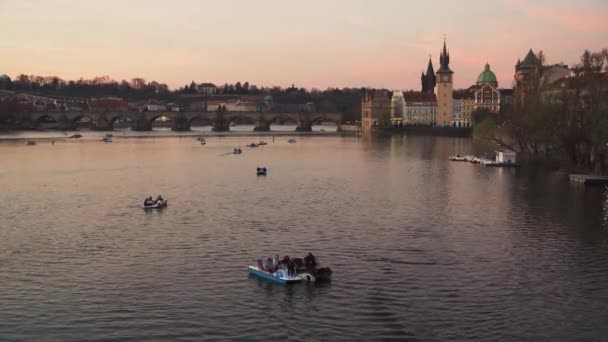 Rowery Wodne Wełtawie Pięknym Mostem Karola Tle Romantyczny Wieczór — Wideo stockowe