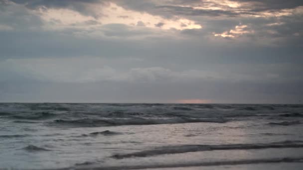 Lågt Skott Nära Vågor Kraschar Till Stranden Som Solen Försöker — Stockvideo