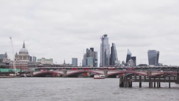 Bankovní Finanční Čtvrť Londýně Plná Mrakodrapů Slavných Budov Temže Popředí — Stock video