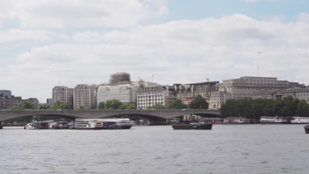 Waterloo Bridge London Thames River Few Boats Nice Weather Wide — Stock Video