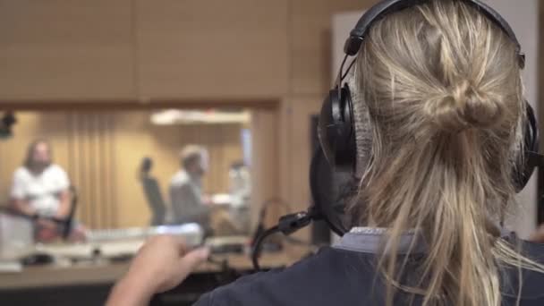 Hombre Cantando Estudio Grabación Fondo Haciendo Gestos Mano Apuntando Hacia — Vídeos de Stock