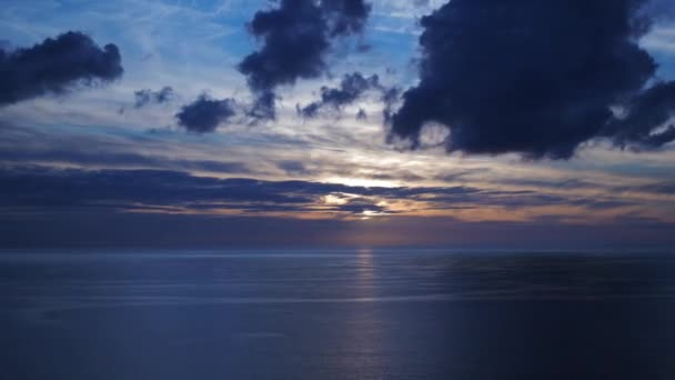 英国のコーニッシュ海岸沖での部分的な曇りの日没の時間の経過 — ストック動画
