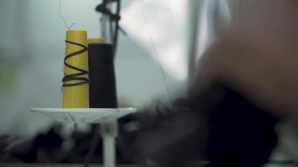 Primer Plano Una Ropa Fabricación Sastres Carretes Algodón Fábrica Sweatshop — Vídeos de Stock