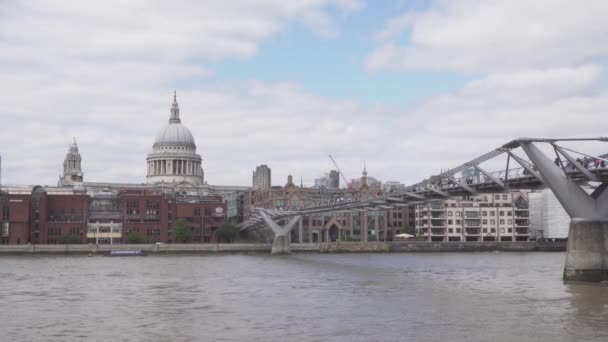 Лондонский Мост Сент Элс Мост Миллениум Заполнены Людьми Широкоугольный Стабильный — стоковое видео