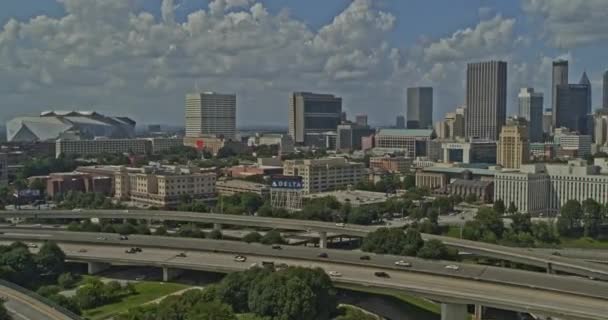 Atlanta Georgia Aerial V638 Pan Pravý Snímek Provozu Dálnici Městském — Stock video