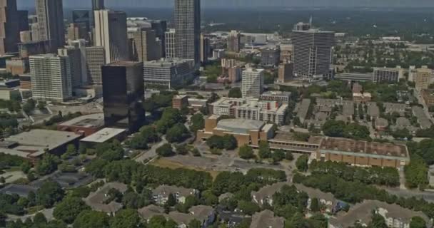 Atlanta Georgia Aerial V709 Pan Lewy Strzał Parku Drapacze Chmur — Wideo stockowe