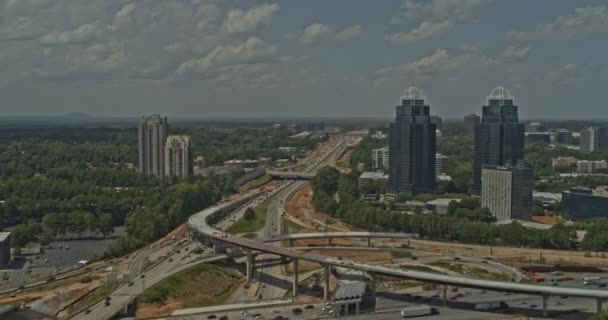 Atlanta Georgia Aerial V673 Dolly Out Shot Busy Freeway Construction — Vídeo de stock