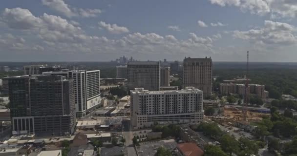 Atlanta Georgia Aerial V689 Schwenklinke Links Von Buckhead Nachbarschaft Während — Stockvideo