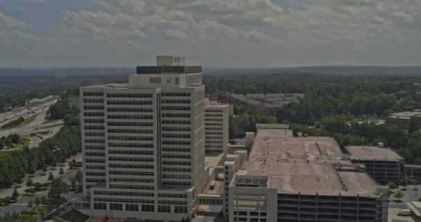 アトランタジョージア航空V669パンは昼間の高層ビル 高速道路 水平線のショットを残しました — ストック動画