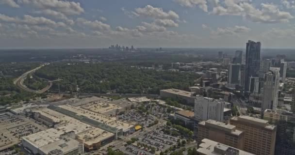 Atlanta Georgia Aerial V688 Dolly Out Disparó Buckhead Barrio Estacionamiento — Vídeos de Stock