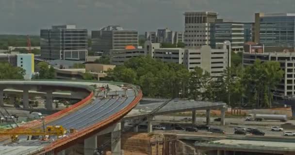 Atlanta Georgia Luchtfoto V677 Pan Rechts Schot Van Snelweg Aanbouw — Stockvideo