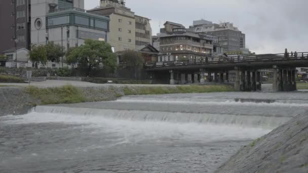 Río Kamo Puente Área Sanjo Kyoto Japón Día Nublado — Vídeo de stock