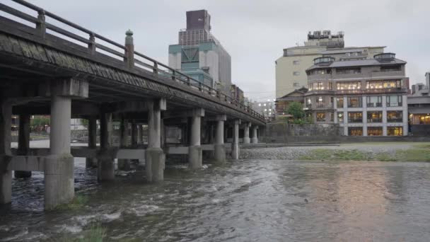 Kyoto Japón Puente Sanjo Día Nublado Moción Lenta — Vídeo de stock
