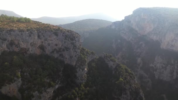 Ισχυρό Drone Shot Που Πετούν Δίπλα Στα Βουνά Στο Φαράγγι — Αρχείο Βίντεο