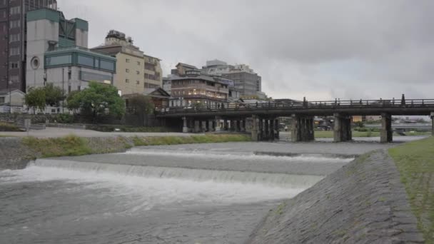 Distrito Kyoto Sanjo Pan Establishing Shot Día Nublado — Vídeo de stock