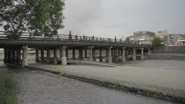 Gente Cruza Puente Kamogawa Cámara Lenta Kioto Japón — Vídeo de stock