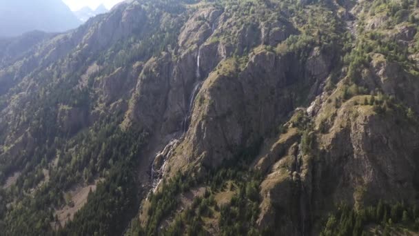 在法国 一个美丽的瀑布从一座大山上滑落 拍下了令人毛骨悚然的空中镜头 — 图库视频影像