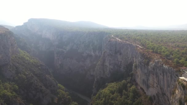 Beautiful Aerial Shot Hotel Overlooking Deep Canyon — Stock Video