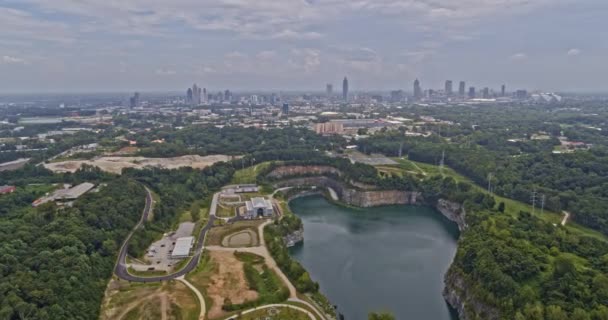 Atlanta Georgia Aerial V624 Slow Shot Afar Westside Reservoir Park — Wideo stockowe