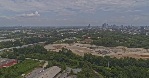 Atlanta Georgia Aerial V625 Pan Right Shot Forest Skyline Sand — 비디오