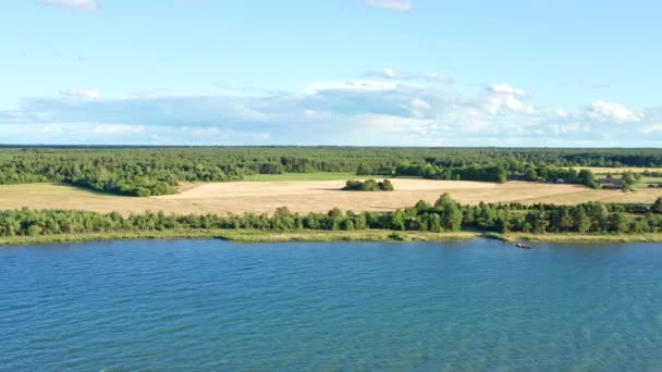 Літаючи Над Блакитним Морем Спостерігаючи Узбережжям Полями Деревами — стокове відео