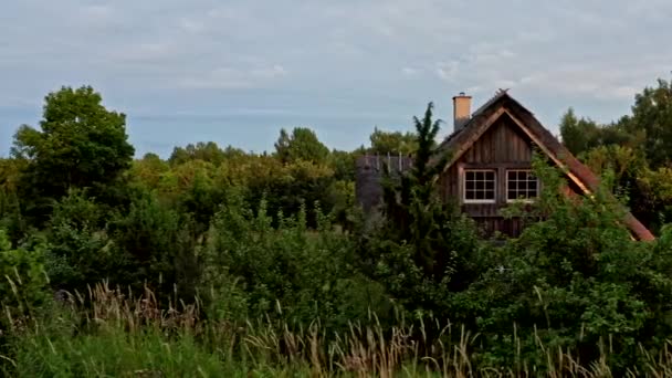 慢慢地从有茅草屋顶的乡间别墅旁边经过 — 图库视频影像