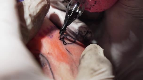 Tetování Umělec Tetování Řasy Kolem Oka Kůži Detailní Záběr Jehly — Stock video