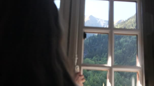 Egy Fiatal Kaukázusi Válla Fölött Aki Egy Gyönyörű Hegyi Tájat — Stock videók