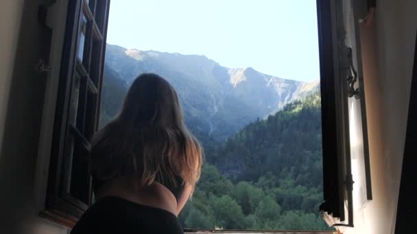 迷人的年轻白人女子凝视着法国美丽的风景 — 图库视频影像