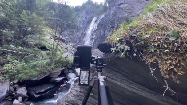 豪華な滝をキャプチャするために三脚に設定された一眼レフカメラのスローモーションショット — ストック動画