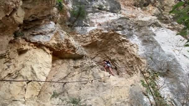 Εκπληκτική Φωτογραφία Μιας Νεαρής Γυναίκας Σκαρφαλώνει Ένα Ψηλό Φαράγγι — Αρχείο Βίντεο