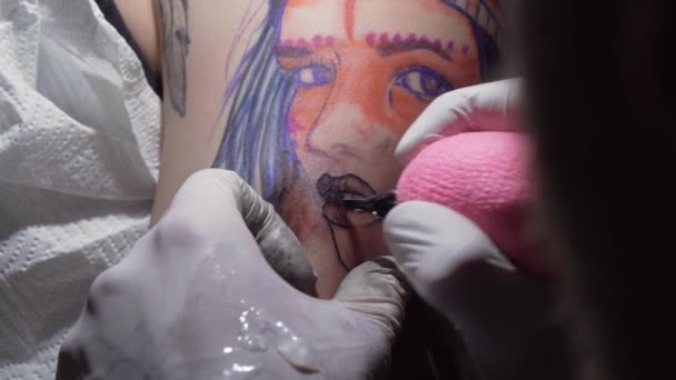 Κοντινό Πλάνο Του Καλλιτέχνη Τατουάζ Κάνει Τατουάζ Στο Χέρι Του — Αρχείο Βίντεο