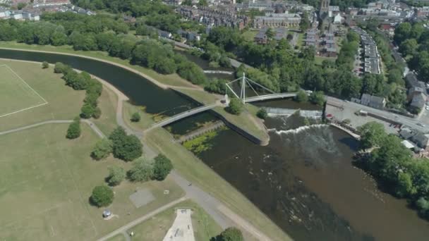 Aerial Sur Une Passerelle Piétonne Sur Rivière Exe Dans Ville — Video