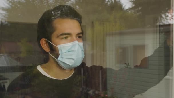 Mężczyzna Patrząc Opierając Się Oknie Tęsknotą Nosząc Maskę Twarzy Kwarantannie — Wideo stockowe