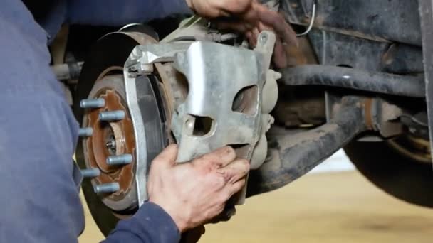 Compagnon Technicien Service Automobile Installe Étrier Frein Nouveau Sur Véhicule — Video