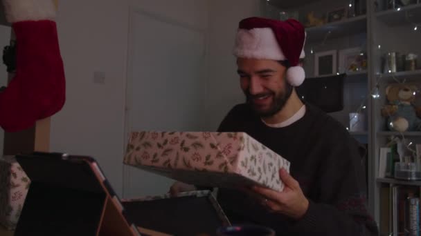 Erkek Noel Hediyesine Gülerken Noel Şapkası Takıyor — Stok video