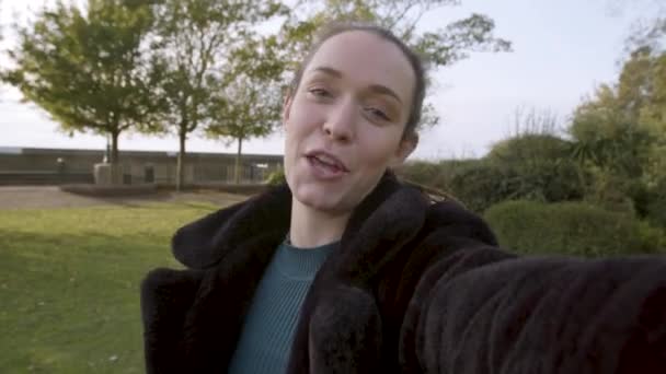 Femme Marchant Parlant Caméra Sur Vidéocall Dans Parc — Video