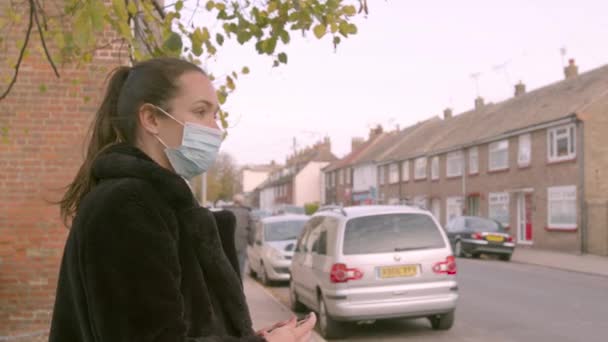 Frau Mit Medialer Gesichtsmaske Wartet Auf Der Straße Und Winkt — Stockvideo