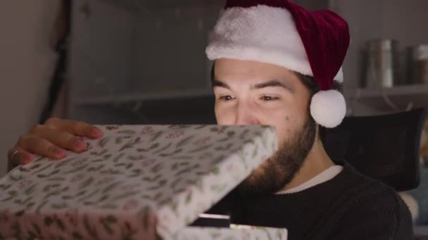 Erkek Şoka Girer Noel Hediyesini Açar Noel Şapkası Takarken Parlar — Stok video